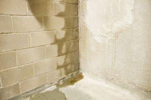 Überfluteter Keller mit Wasserschaden