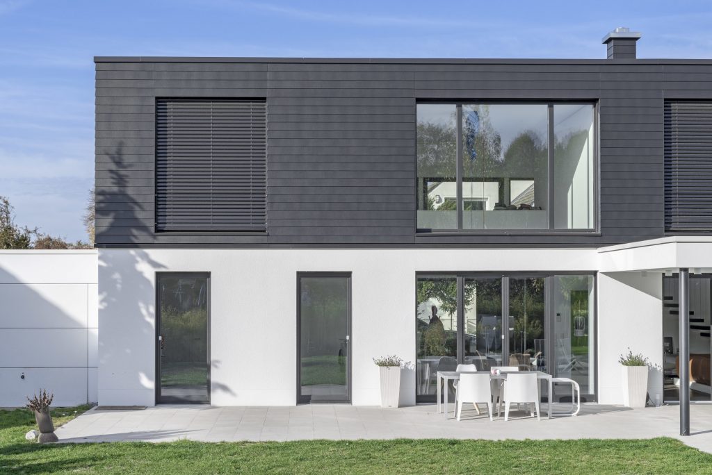 Haus mit einer Fassade aus Eternit Faserzementplatten