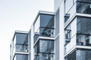 Balkonverglasung an einer Hauswand, die den Wohnraum erweitert