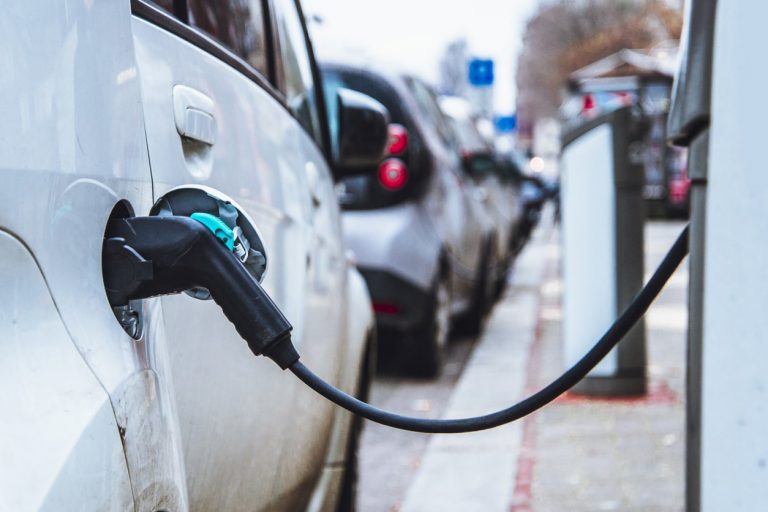 Elektroauto wird bei einer Ladestation aufgeladen