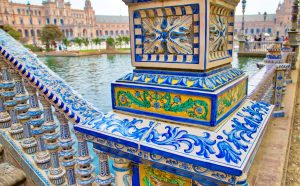 Spanische Fliesen am Plazza de Espana in Sevilla
