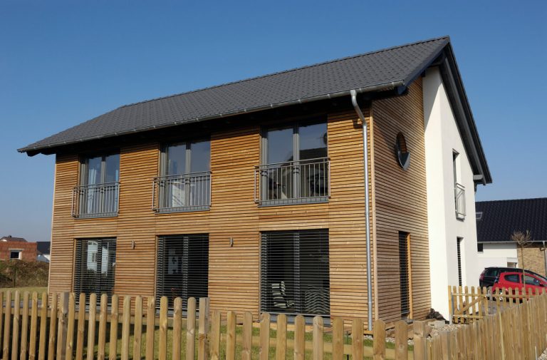 Aufnahme eines Einfamilienhauses mit Satteldach.