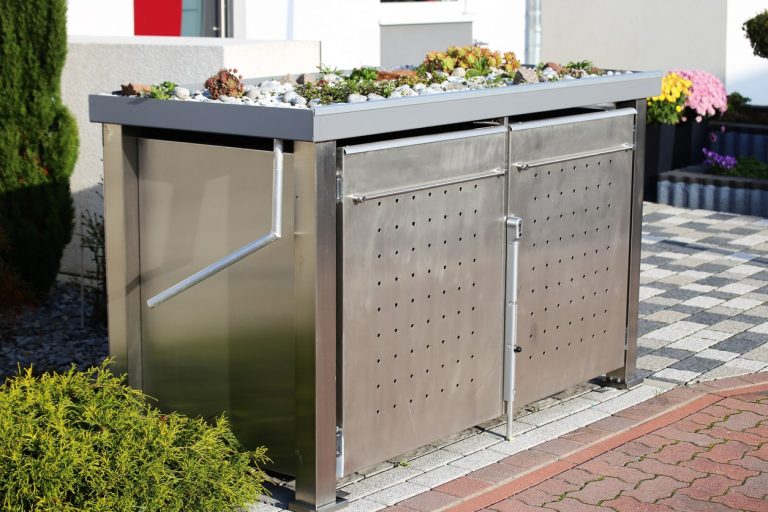 Mülltonnenverkleidung aus Metall in der Frontalansicht