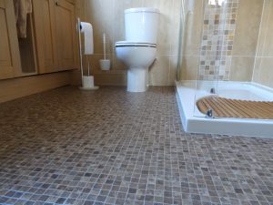 Eine Duschtasse in einem Badezimmer