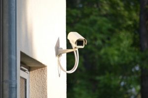 Videokamera zur privaten Videoüberwachung an einer Hauswand installiert