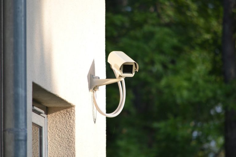 Videokamera zur privaten Videoüberwachung an einer Hauswand installiert