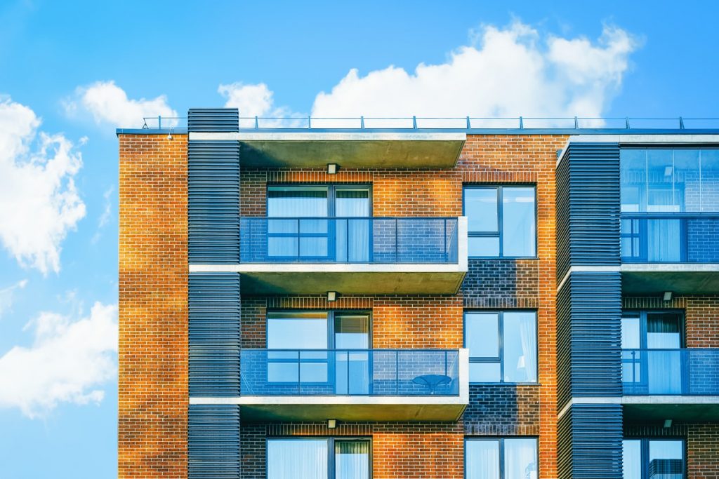 Windschutz aus Glas » Varianten für Balkon & Terrasse