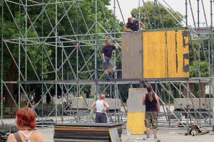 Arbeiter bauen ein Gerüst auf