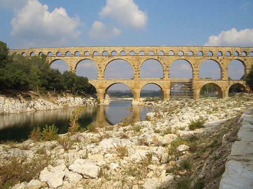 Antike Brücke über Fluss
