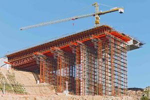 PERI Gerüst an einer Brückenbaustelle