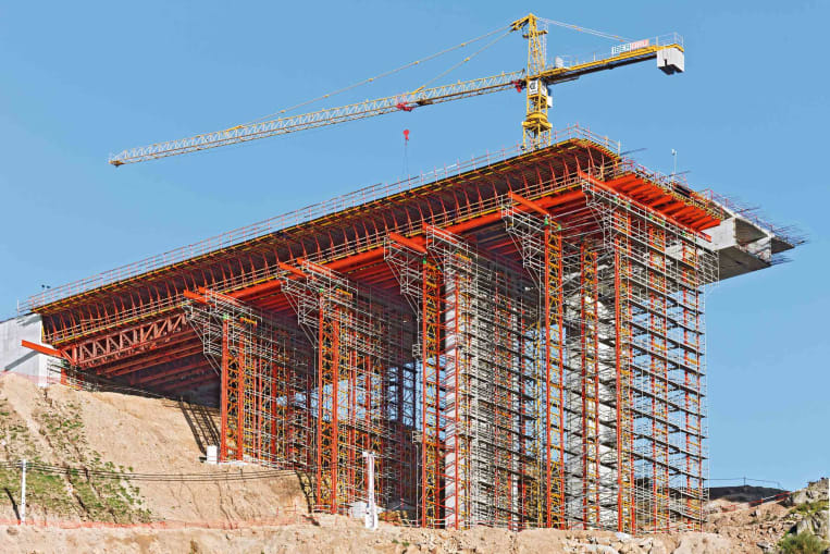 PERI Gerüst an einer Brückenbaustelle