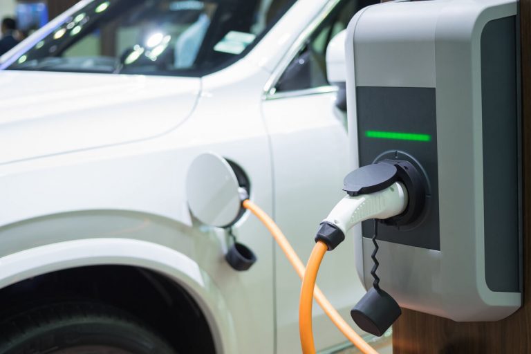 E-Auto mit Ladestation