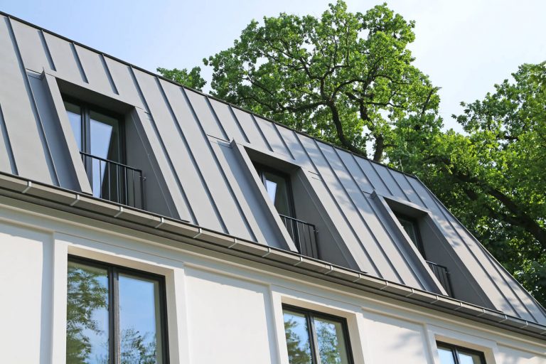 Metalldach an einem modernen Haus