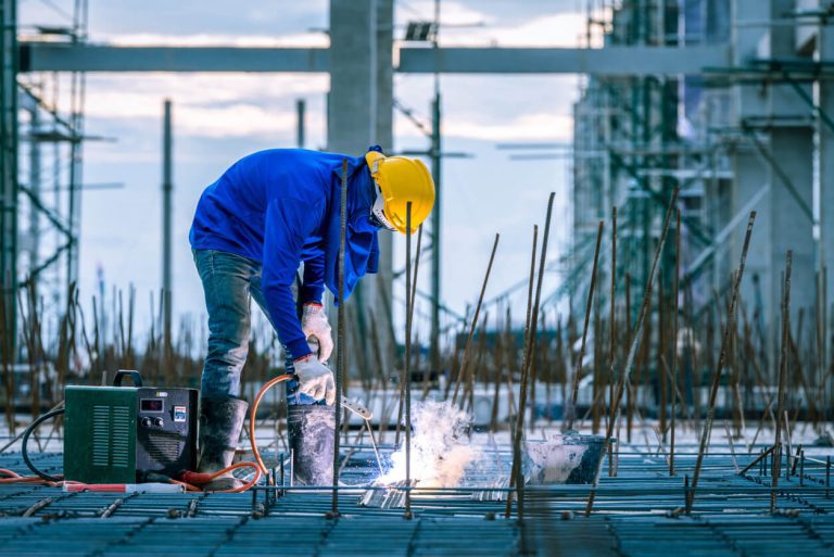 Arbeiter auf einer Baustelle mit Erdung