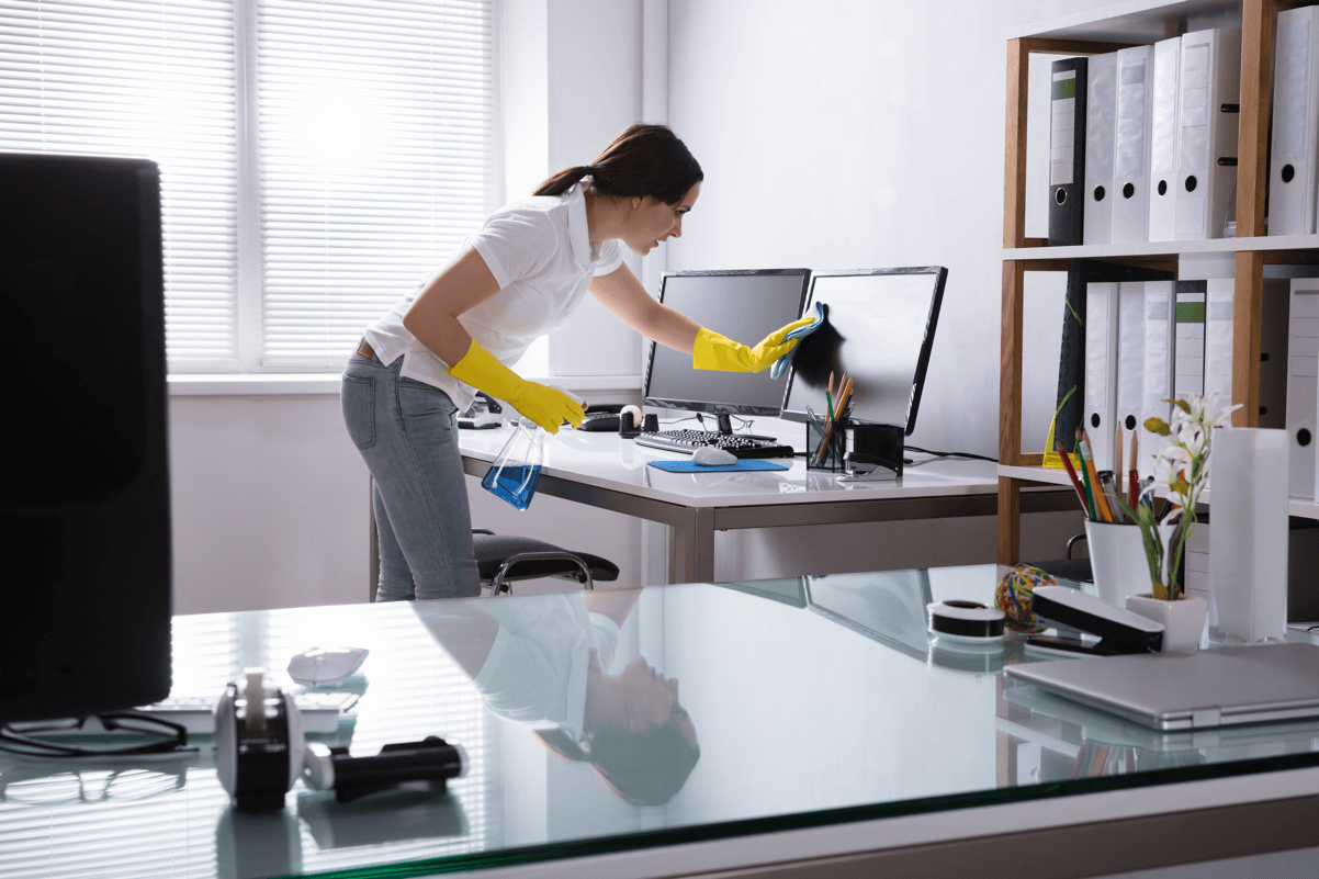 Facility Managerin reinigt Büro