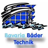 Logo der Bavaria Bäder Technik. Oben sind stilisierte Wasserhähne und Wasser, das aus einem Hahn fließt. Im Hintergrund ein blaues Fenster. Darunter steht in blauem und türkisfarbenem Text: "Bavaria Bäder Technik".