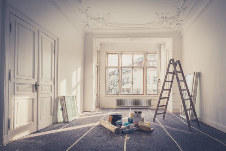 Renovierung Stuck decke Leitern und Werkzeug