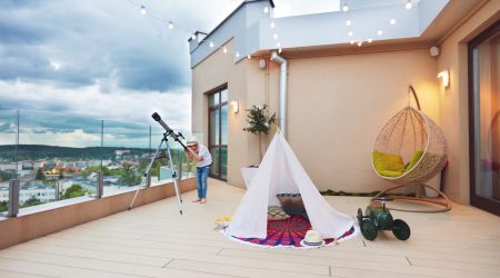 Moderne beige Dachterrasse