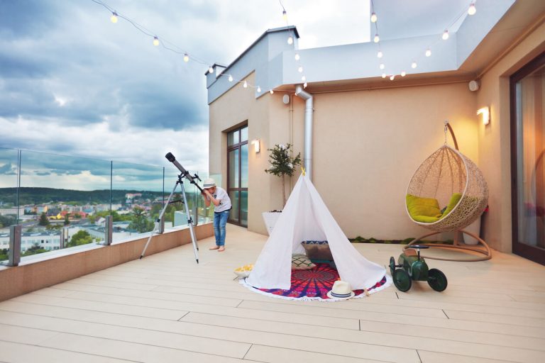 Moderne beige Dachterrasse