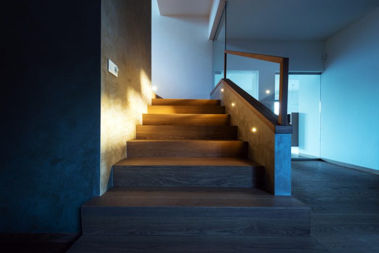 Steintreppe mit Beleuchtung