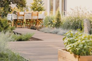 Holzweg in einem Garten zu einer Terrasse aus Holz