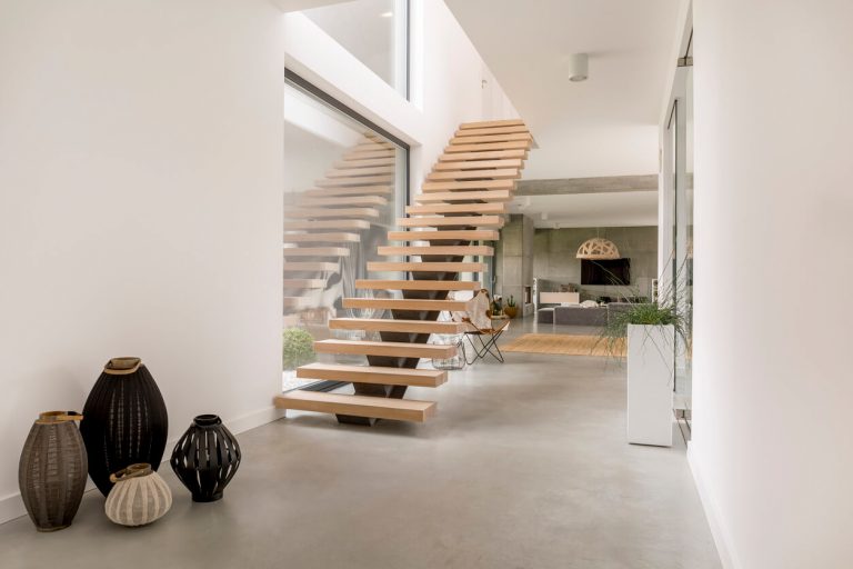 Geradläufige Fertigtreppe aus Holz