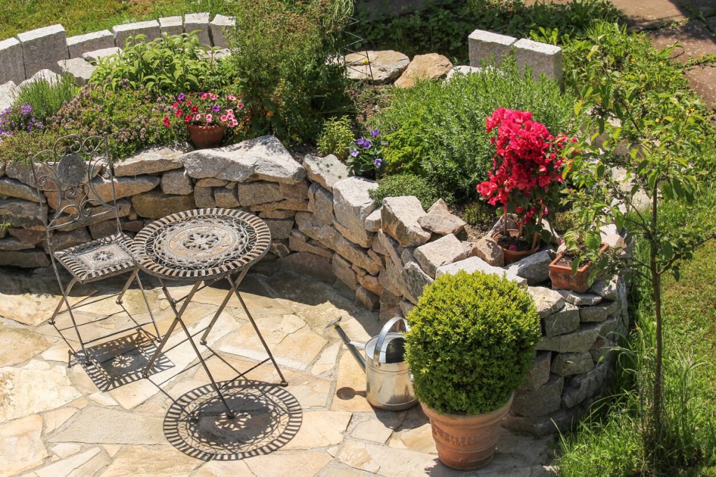 Terrasse mit mediterranen Steinplatten