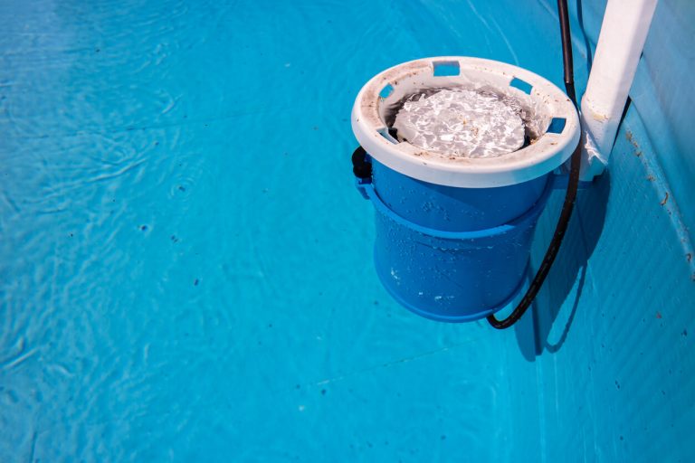 Ein Poolskimmer am Rand eines Pools