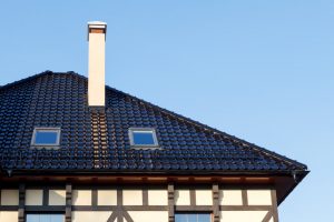 Glasierte Dachziegel auf dem Dach eines Fachwerkhauses