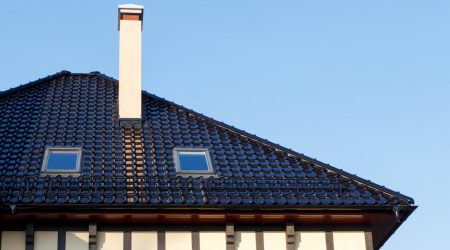 Glasierte Dachziegel auf dem Dach eines Fachwerkhauses