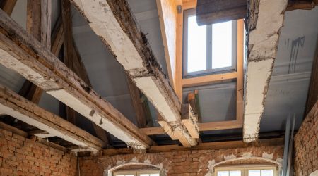Alter Dachstuhl in einem Backsteinbau erhält Dachsanierung