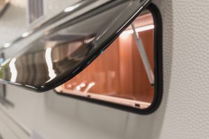 Alkovenfenster an einem Wohnwagen.