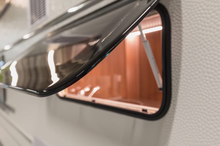Alkovenfenster an einem Wohnwagen.
