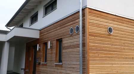 Eine Hauswand mit Holzfassade.