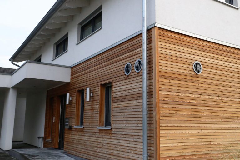 Eine Hauswand mit Holzfassade.