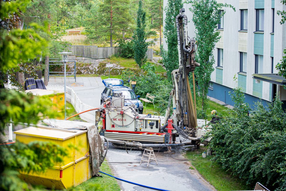 Bohrung für Erdwärmepumpe vor Wohnhaus