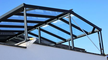 Überdachung aus Glas am Balkon