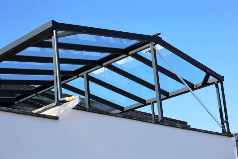 Überdachung aus Glas am Balkon