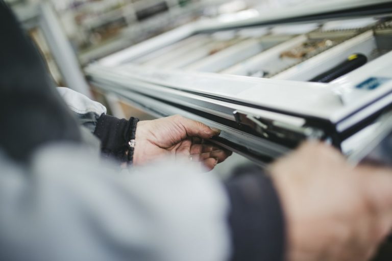 Fensterbauer bei der Herstellung von einem PVC Fenster