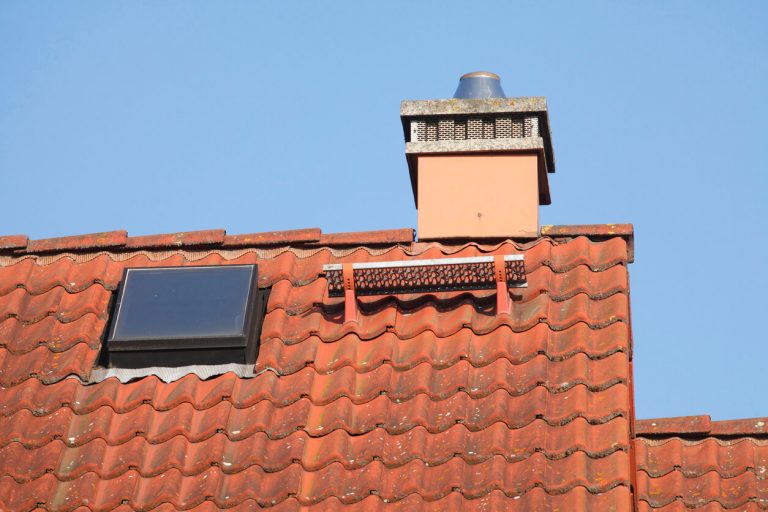 Dachluke auf einem Ziegeldach