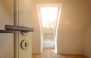 Hell beleuchtetes Zimmer mit Dachfenster