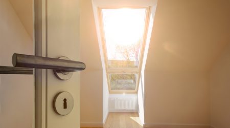 Hell beleuchtetes Zimmer mit Dachfenster