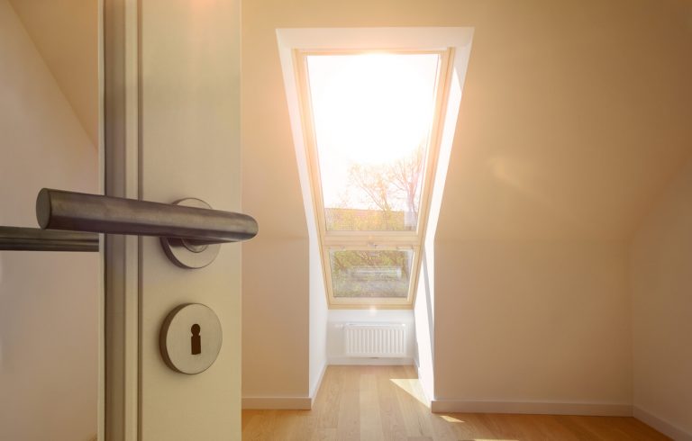 Hell beleuchtetes Zimmer mit Dachfenster