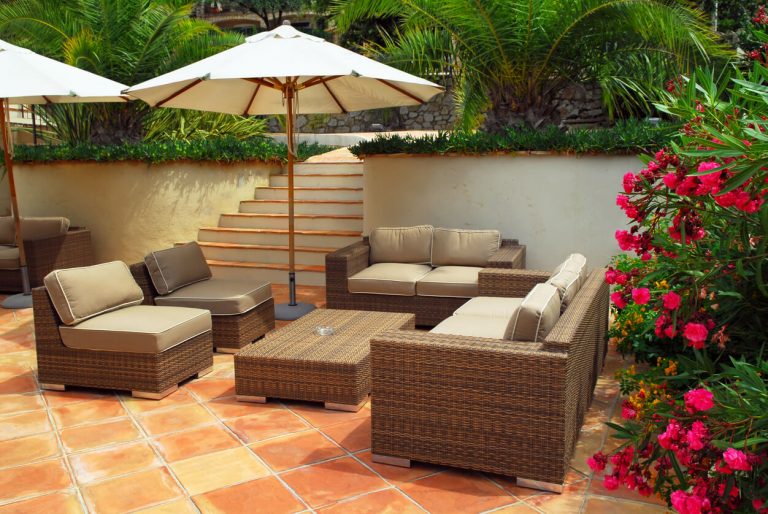 Geflieste Terrasse mit Sitzmöbeln