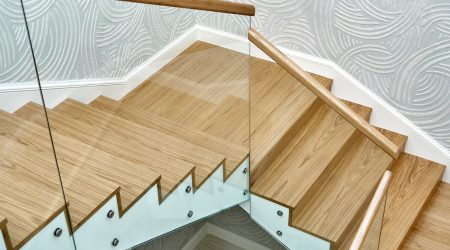 Holztreppe mit Glasgeländer und Holzhandlauf