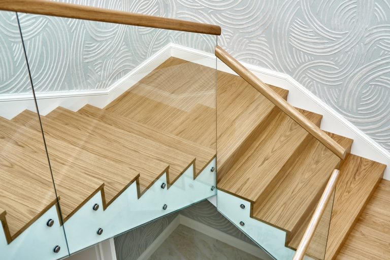 Holztreppe mit Glasgeländer und Holzhandlauf