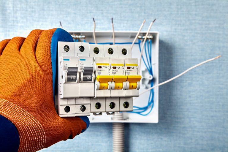 Elektriker schließt Sicherungskasten an