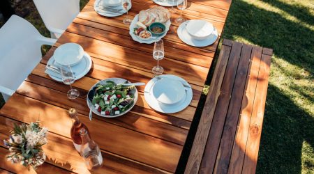 Essen auf Holz-Gartentisch