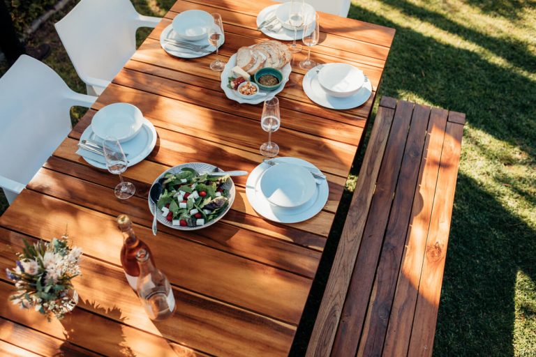 Essen auf Holz-Gartentisch