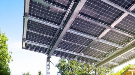Carport mit Solaranlage auf dem Dach
